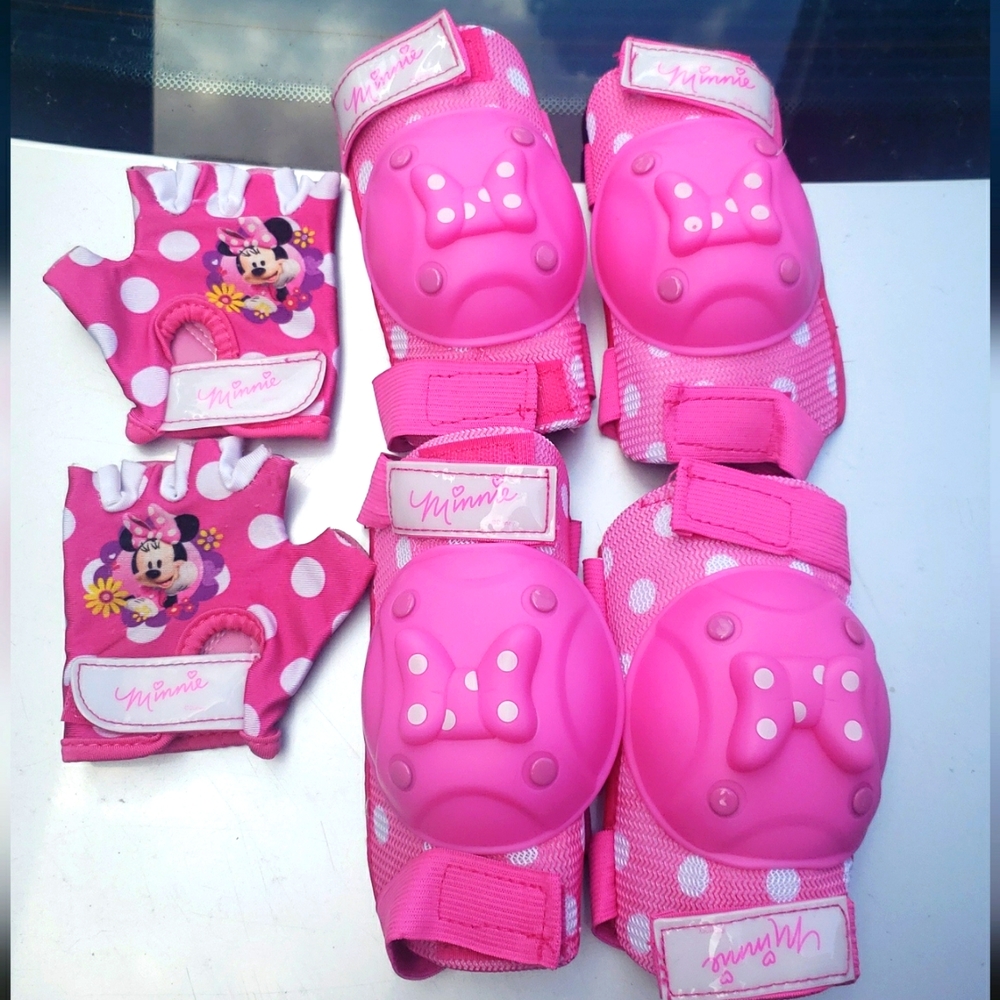Minnie mouse elbow and knee pads with gloves